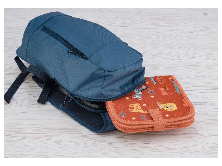 Sac à dos bleu avec une trousse orange à motifs animaux.