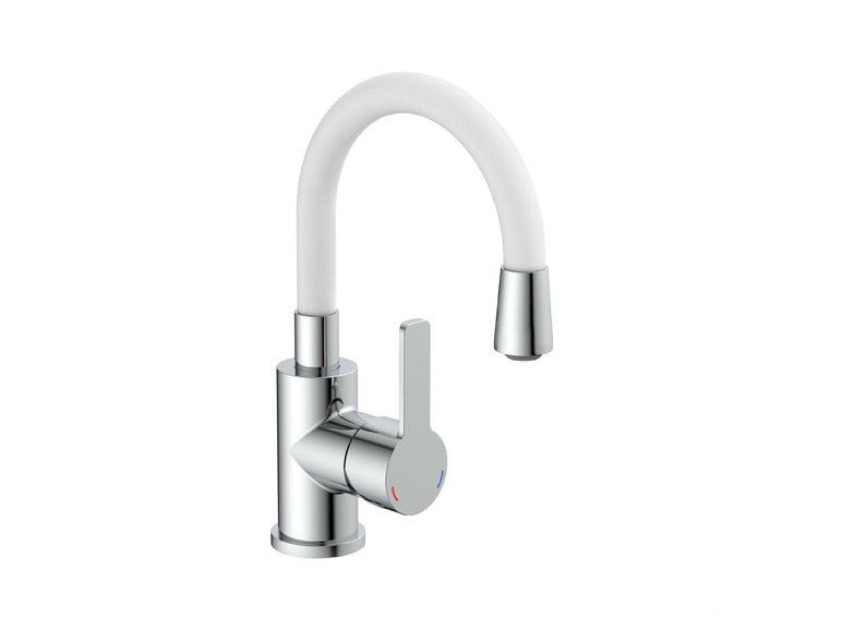 Een witte keukenkraan met een chrome afwerking.