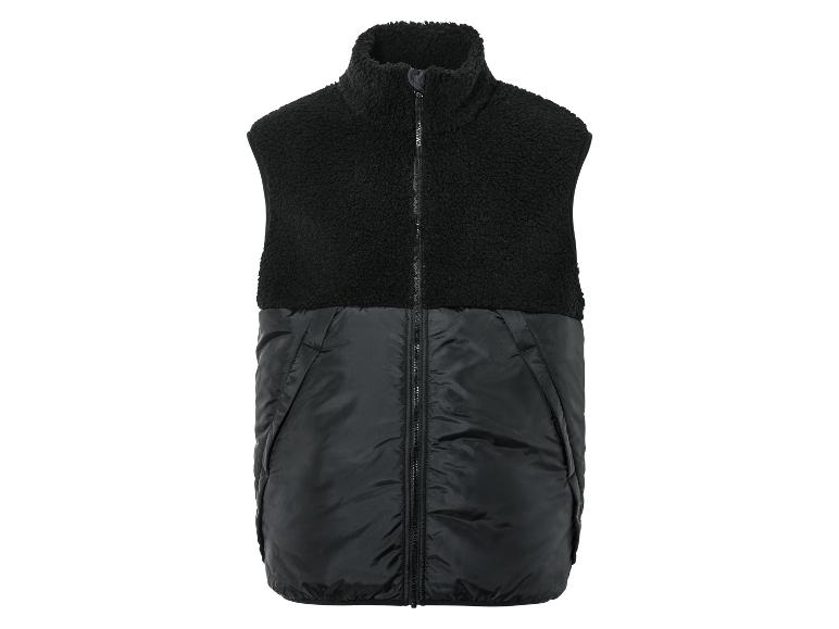 Een zwarte fleece- en donsvest.