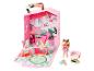 Een roze speelgoed salon met een pop, een stoel en accessoires.