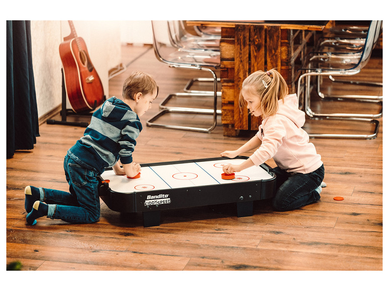 Twee kinderen spelen airhockey met een Bandit Kiddy Speed tafel.