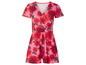Een roze jumpsuit met rode rozenprint.