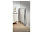 Un portant à vêtements gris sur roulettes, idéal pour un coin de chambre.