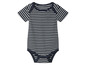 Een gestreepte baby romper met korte mouwen.