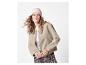 Vrouw in beige jas en wollen muts.