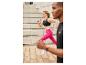 Vrouw rent in Crivit sportkleding: leggings en sportbeha.