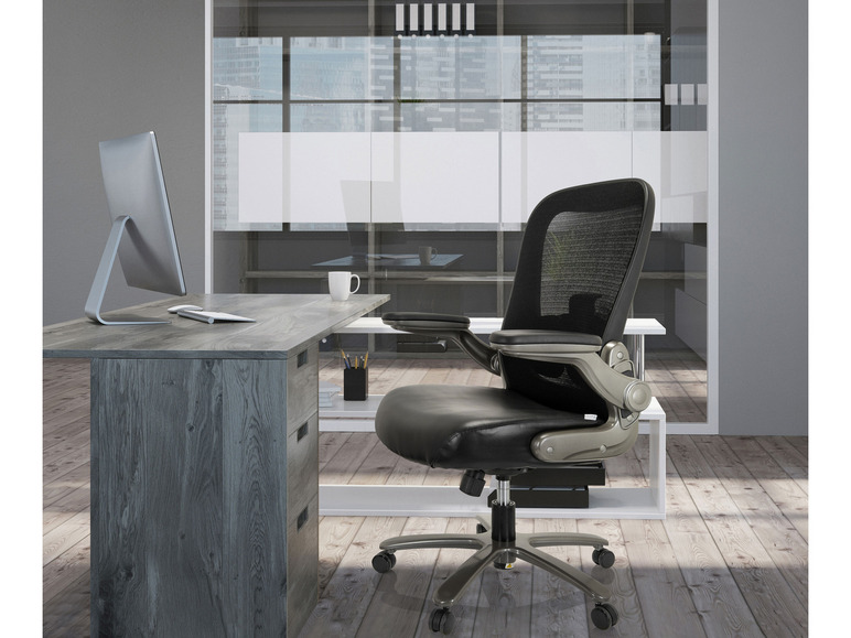 Un bureau en bois avec un fauteuil de bureau à dossier en maille et siège en cuir.