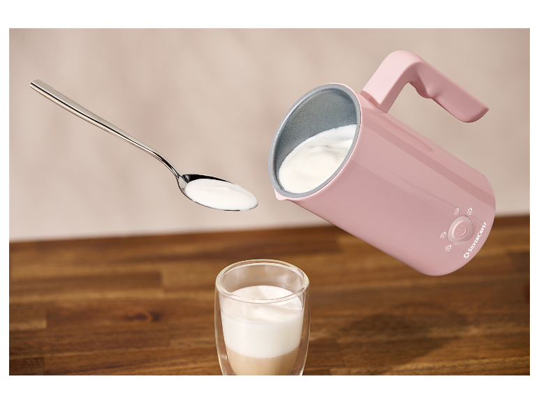 Een SilverCrest melkopschuimer schenkt melk in een glas.