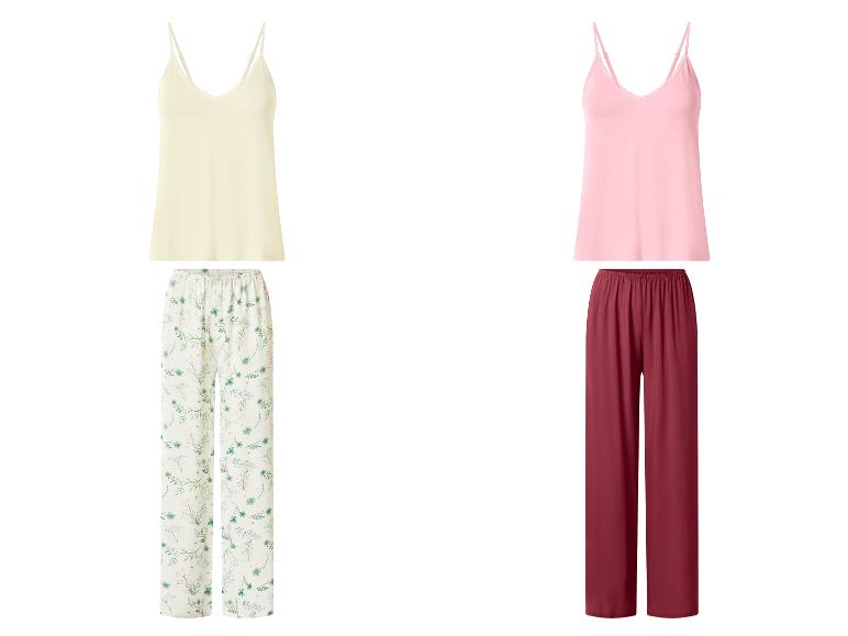 Twee pyjamasets: een beige camisole met bloemenbroek en een roze camisole met bordeauxrode broek.