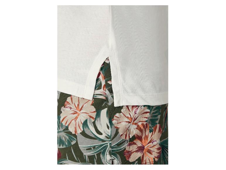 Wit T-shirt en short met tropische bloemenprint.