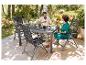 Grijze opvouwbare tuin tafel en stoelen; buiten dineren.