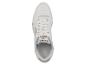 Witte sportschoenen met veters, bovenaanzicht.