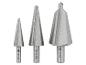 Drie zilverkleurige conische boren in verschillende maten op een witte achtergrond.