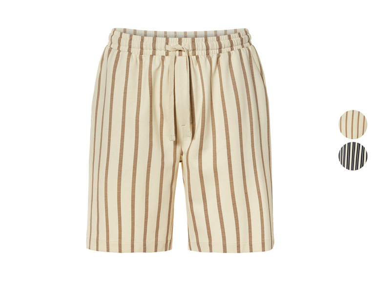 Beige korte broek met verticale bruine strepen.