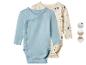 Deux bodys bébé, un bleu et un beige à motif ferme, avec boutons-pression.