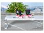 Bottes de pluie noires et roses pour enfants sur un banc blanc avec des décorations en étoile.