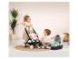 Twee kinderen spelen met een Maxi-Cosi poppenwagen en een draagmand.