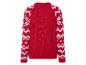 Un pull rouge tricoté avec des motifs blancs sur les manches.