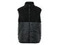 Een zwarte fleece- en donsvest.