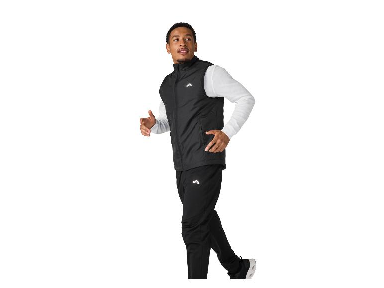 Homme en gilet noir et pantalon de survêtement, courant.