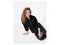 Vrouw in een zwart shirt en leren leggings