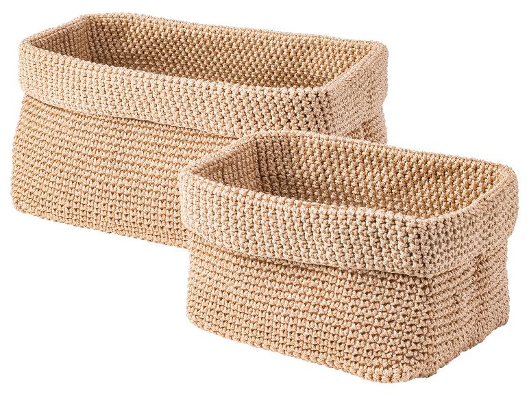 Deux paniers rectangulaires beiges, en tricot.