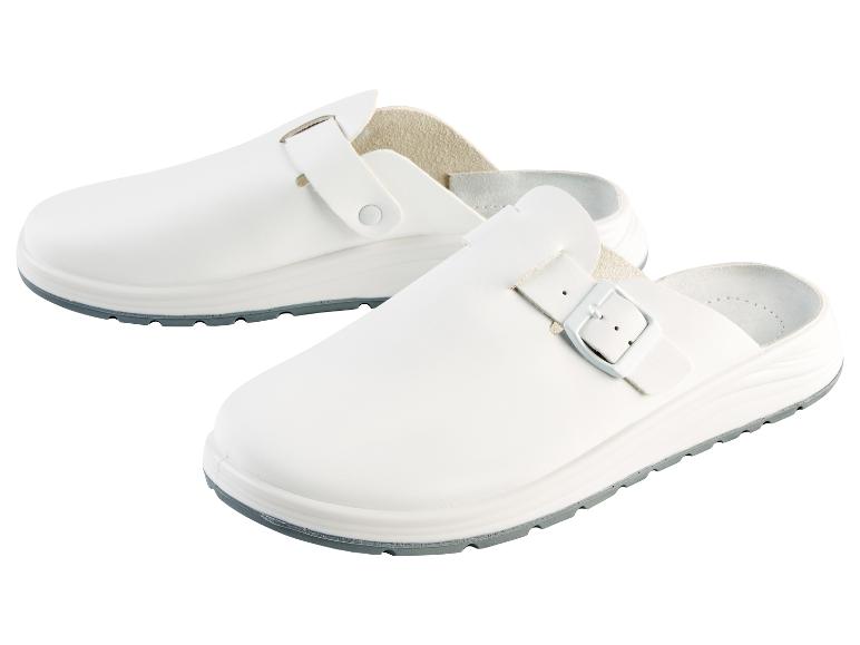 Deux paires de sabots blancs en cuir avec boucle.