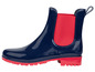Blauwe regenlaarzen met rode details.