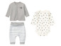 Ensemble de vêtements pour bébé avec un body imprimé d'éléphants, un pantalon rayé et un gilet gris.