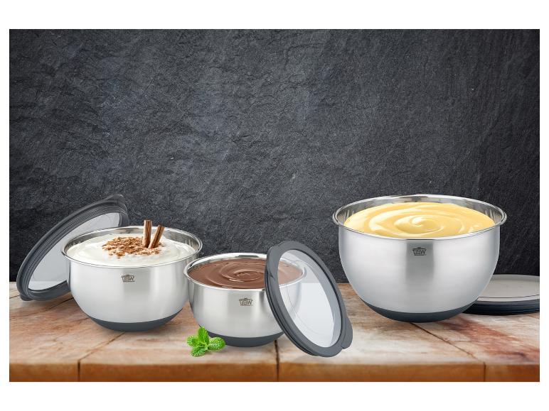 Trois bols GSW avec couvercles, remplis de pudding, de chocolat et de crème.