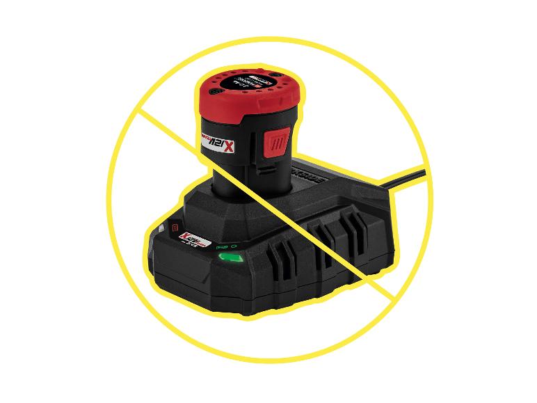 Une batterie rouge et noire en charge sur un chargeur noir, avec un cercle jaune et une croix dessus.