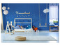 Une chambre d'enfant avec un lit, une balançoire, un porte-manteau et un tapis.