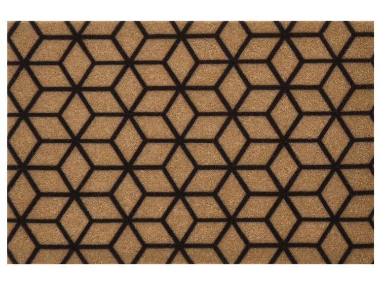 Tapis avec motif géométrique de cubes 3D dans les tons marron et noir.