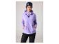 Vrouw in paarse hoodie en zwarte skibroek, met skibril op haar hoofd.