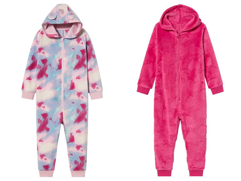 Twee fleece onesies voor baby's, een met een regenboogpatroon en een roze.