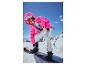 Een vrouw in een roze jas en witte snowboardbroek, die bindingen op een snowboard aanpast.