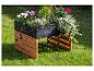 Houten plantenbak met chrysanten en geraniums.