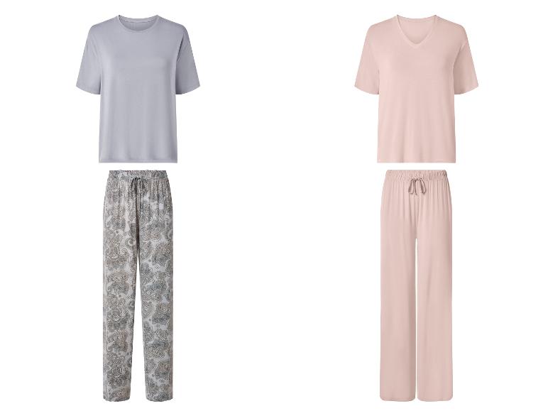 Twee damespyjamasets: één effen grijs met een paisley-broek, en één effen roze.
