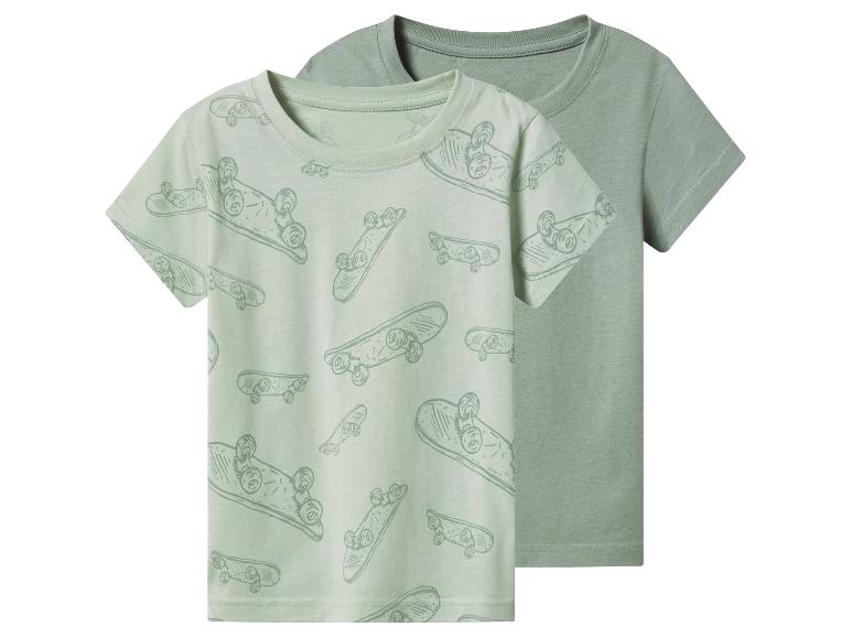 Twee groene T-shirts met korte mouwen, één met skateboardpatroon