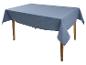 Blauw tafelkleed gedrapeerd over een houten tafel