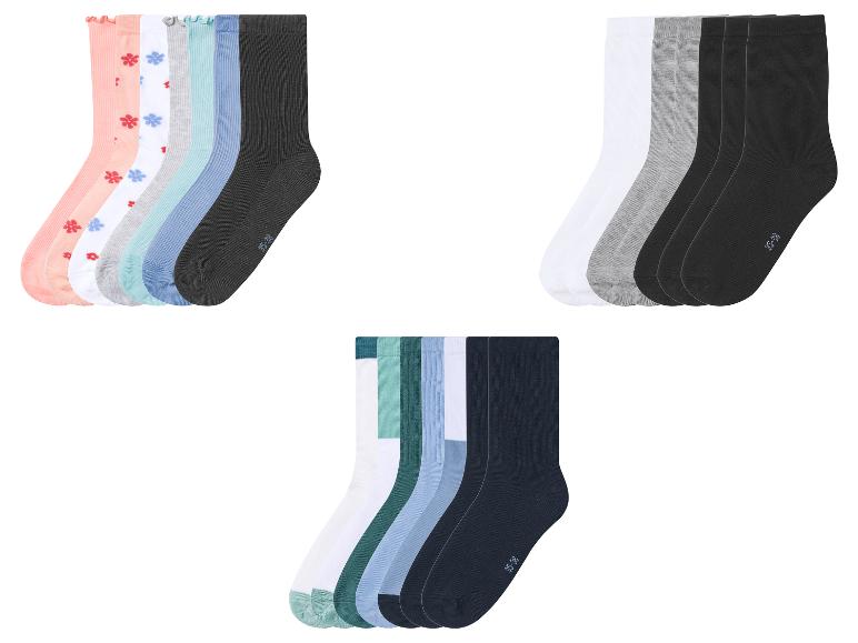 Lot de 18 paires de chaussettes de différentes couleurs et motifs, y compris fleuris et unis.