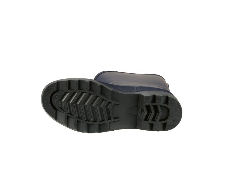 Semelle d'une botte en caoutchouc bleu marine, montrant le motif de la bande de roulement