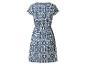 Robe d'été à motif ikat bleu et blanc avec taille élastiquée.