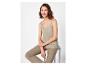Haut et pantalon en lin beige.
