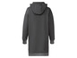 Een grijze hoodie met lange mouwen.