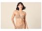 Femme en soutien-gorge sans bretelles et culotte couleur chair.