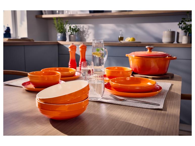 Oranje 16-delig SILVERCREST® serviesgoed op een gedekte tafel.