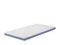 Matelas blanc avec détails bleus sur fond blanc.