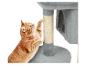 Un chat roux joue avec un poteau à griffer gris et beige.