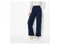 Donkerblauwe broek met witte sneakers.